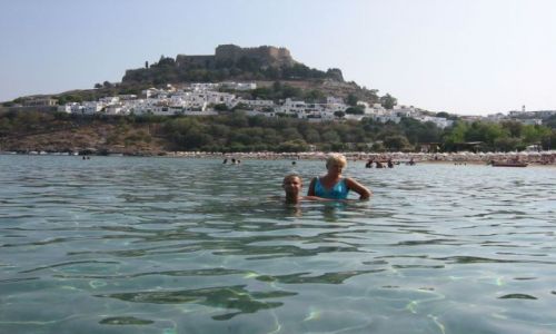 Zdjecie GRECJA / Rodos, Grecja / zatoka w Lindos / kąpiel w ciepłej zatoce Morza Śródziemnego z widokiem na Lindos, Rodos, Grecja