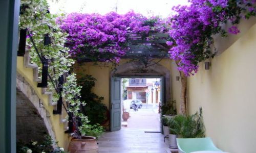 Zdjęcie GRECJA / Kreta / Rethymno / dziedziniec wewnętrzny w hotelu