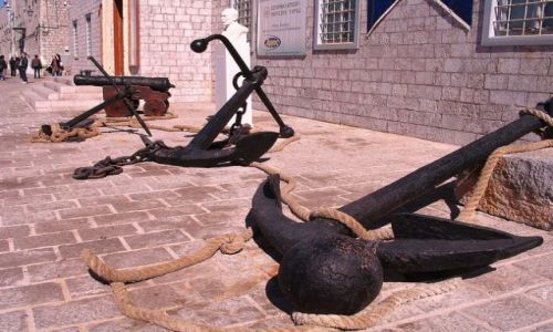 Zdjęcie GRECJA / Wyspy Sarońskie na Morzu Egejskim / wysoa Idra / kotwice