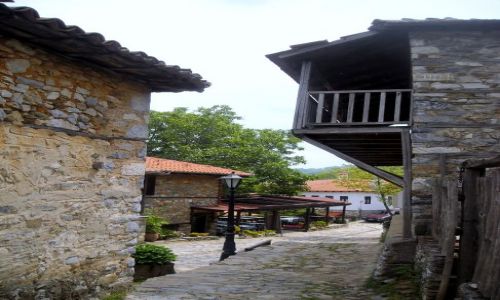 Zdjecie GRECJA / Tesalia / Paleos Panteleimonas / kamienny zakatek