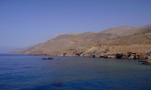 Zdjcie GRECJA / wyspa Kreta / na statku w drodze do Samarii / skaliste wybrzee Krety