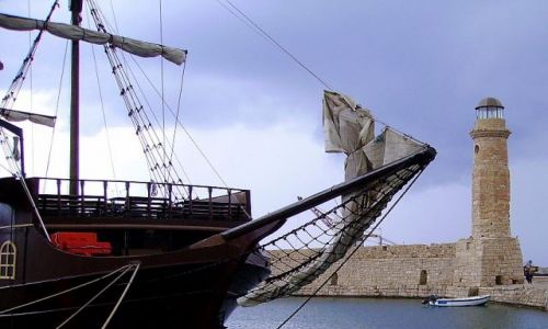Zdjcie GRECJA / wyspa Kreta / miasteczko Rethymno / stara latarnia w porcie Rethymno