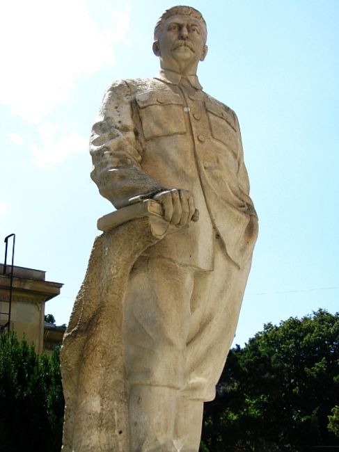 Zdjęcia: Gori, ., ostatni pomnik wodza, GRUZJA Zdjęcia: Gori, ., ostatni pomnik wodza, GRUZJA