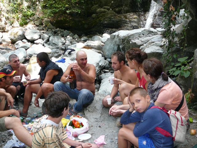 Zdjęcia: przy wodospadzie, Lakodechia, poczęstunek, GRUZJA Zdjęcia: przy wodospadzie, Lakodechia, poczęstunek, GRUZJA
