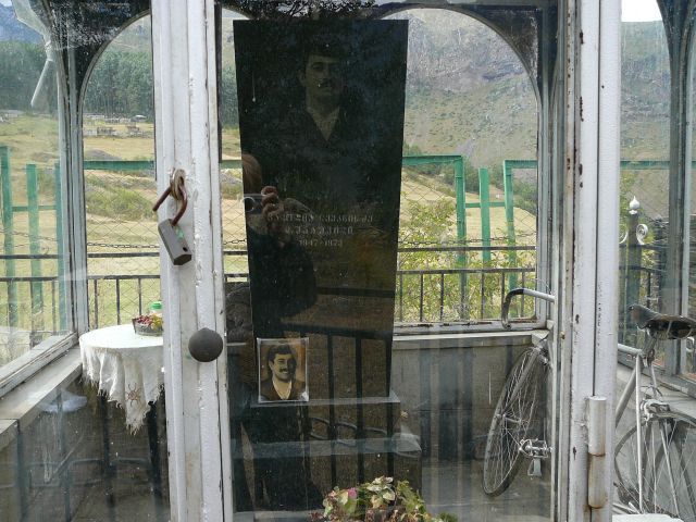 Zdjęcia: Kazbegi, Kaukaz, na cmentarzu, GRUZJA Zdjęcia: Kazbegi, Kaukaz, na cmentarzu, GRUZJA