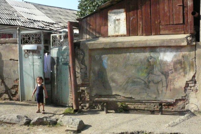 Zdjęcia: Uliczka, Tbilisi, Dziewczynka i obraz, GRUZJA Zdjęcia: Uliczka, Tbilisi, Dziewczynka i obraz, GRUZJA