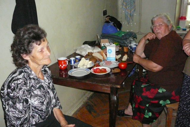 Zdjęcia: obóz uchodzców, Tbilisi, Poczęstunek, GRUZJA Zdjęcia: obóz uchodzców, Tbilisi, Poczęstunek, GRUZJA