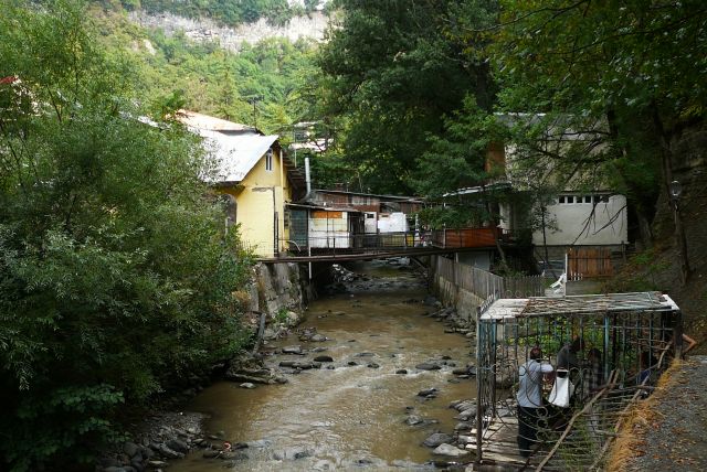 Zdjęcia: u źródła, Borżomi, mineralna dla miejscowych, GRUZJA Zdjęcia: u źródła, Borżomi, mineralna dla miejscowych, GRUZJA