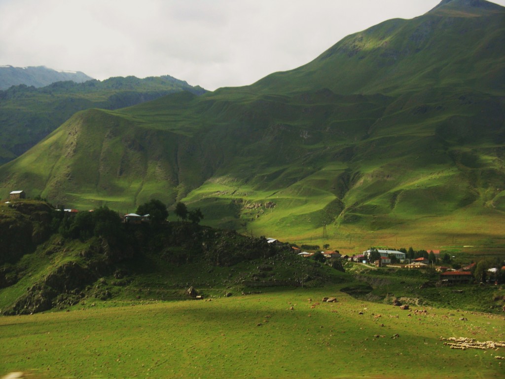 Zdjęcia: Kazbegi, Wysoki Kaukaz, W drodze do Kazbegi, GRUZJA Zdjęcia: Kazbegi, Wysoki Kaukaz, W drodze do Kazbegi, GRUZJA
