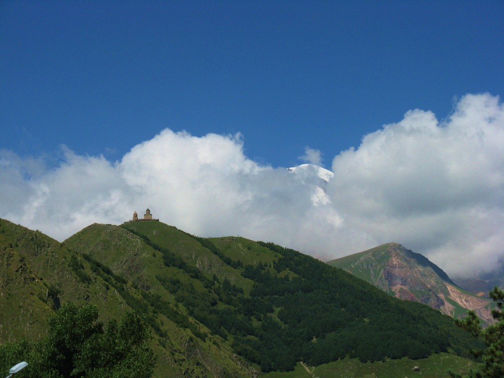 Zdjęcia: Kazbegi miasto, Chewi, Kazbek skryty w chmurach, GRUZJA Zdjęcia: Kazbegi miasto, Chewi, Kazbek skryty w chmurach, GRUZJA