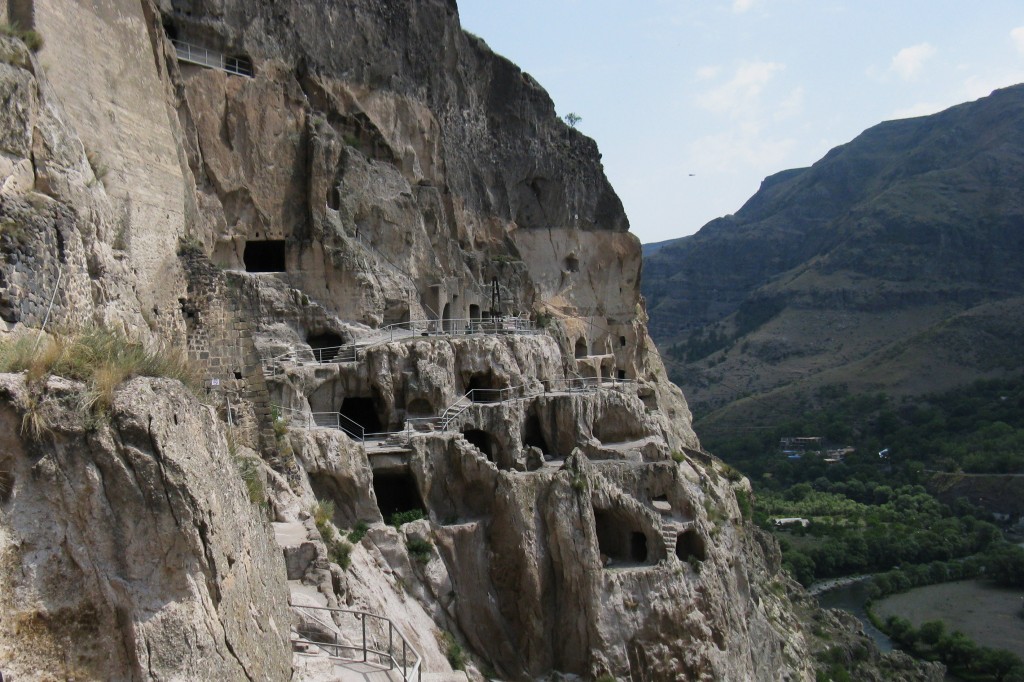 Zdjęcia: Vardzia, Tori, Skalne miasto na 19 kondygnacjach, GRUZJA Zdjęcia: Vardzia, Tori, Skalne miasto na 19 kondygnacjach, GRUZJA