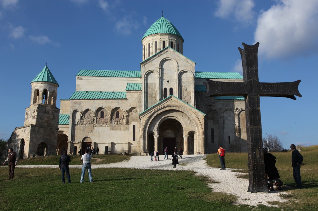 Zdjęcia: Kutaisi - Katedra Bagrati, Imeretia, Przed nabożeństwem, GRUZJA Zdjęcia: Kutaisi - Katedra Bagrati, Imeretia, Przed nabożeństwem, GRUZJA