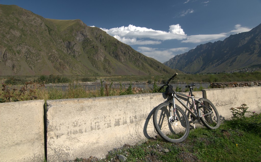 Zdjęcia: Kazbegi, Kazbegi, rowerem po gruzińskiej drodze wojennej, GRUZJA Zdjęcia: Kazbegi, Kazbegi, rowerem po gruzińskiej drodze wojennej, GRUZJA