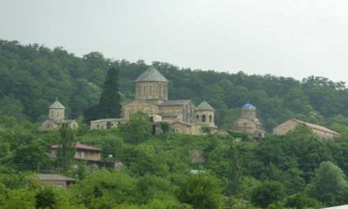 Zdjcie GRUZJA / - / Okolice Kutaisi / Monastyr Gelati - widok z drogi