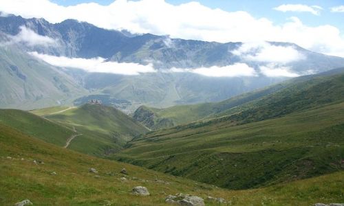 Zdjecie GRUZJA / Kaukaz / Kazbegi / szczyty w chmurach