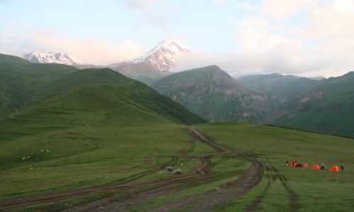 Zdjecie GRUZJA / - / Kazbegi / W tle gra Kazbeg