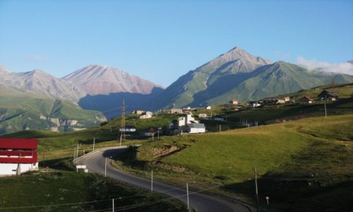 Zdjcie GRUZJA / Nad rzek Tergi / Gudauri / W tle Wysokiego Kaukazu