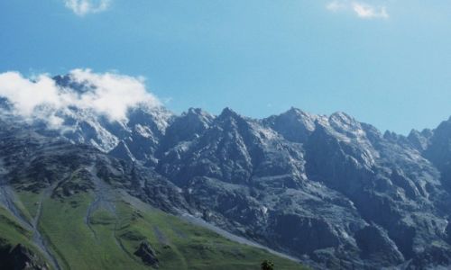 Zdjęcie GRUZJA / Dolina rzeki Tergi / Kazbegi / W tle Wysokiego Kaukazu