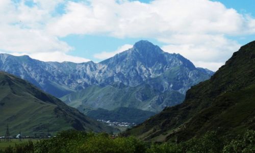 Zdjecie GRUZJA / Dolina rzeki Tergi / Kazbegi / W tle Wysokiego Kaukazu