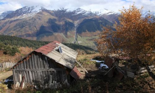 Zdjcie GRUZJA / Svanetia / Gry Kaukazu / Zagroda z bateri soneczn