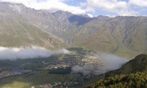 Zdjecie GRUZJA / Mtskheta-Mtianeti / Monastyr Tsminda Sameba / Widok na Kazbegi