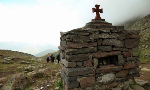Zdjęcie GRUZJA / Szlak na Kazbek / Pod lodowcem Ordzweri / Mgła nad kamienistą przełęczą
