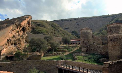 Zdjecie GRUZJA / Kachetia / DAWID GAREDA / ...a za wzgrzem Azerbejdan