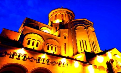 GRUZJA / Tbilisi / Katedra Sameba - tu po zachodzie soca / 