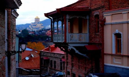 GRUZJA / Tbilisi / Stare miasto - w gbi widoczna katedra Sameba / 