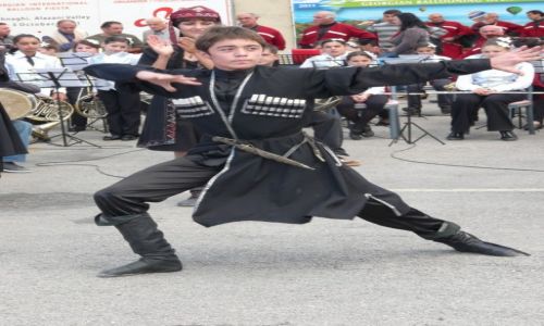 Zdjcie GRUZJA / Kakheti / Sighnaghi / Gruziskie tace podczas festiwalu w Sighnaghi