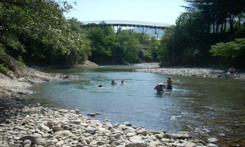 Zdjęcie GRUZJA / Imeretia / Baghradi / Rzeczka przy muzeum Majakowskiego