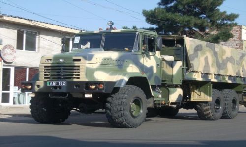 Zdjęcie GRUZJA / brak / Chachuri / Przejazd transporterow wojskowych przez Chachuri