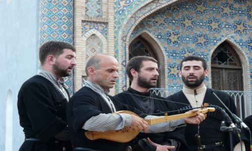 Zdjcie GRUZJA / Tbilisi / Tbilisi / Mczyni piewajcy gruziskie pieni podczas festiwalu Tbilisoba