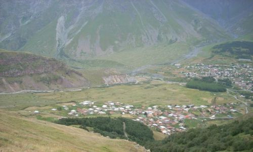 Zdjecie GRUZJA / Kaukaz / Kazbegi / Widok na Kazbegi
