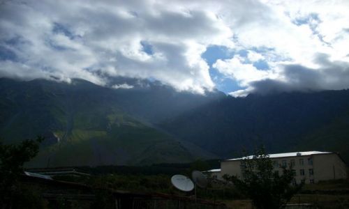 Zdjecie GRUZJA / Kaukaz / Kazbegi / Poranek, widok z okna