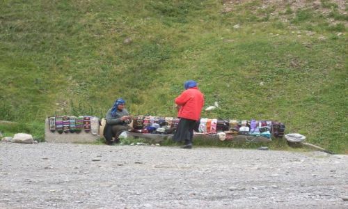 Zdjecie GRUZJA / Kaukaz / Kazbegi / Komu skarpetki?