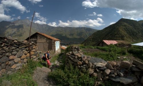 Zdjcie GRUZJA / okolice Kazbegi / wioska Gergeti / kaukazkie wioski