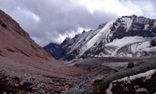 Zdjecie GRUZJA / Mt. Kazbek / Lodowiec Gergeti z grujcym nad nim szczytem Ortsveri / Droga przez lodowiec Gergeti