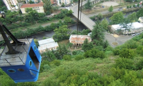 Zdjęcie GRUZJA / - / Chiatura / wagonik w drodze