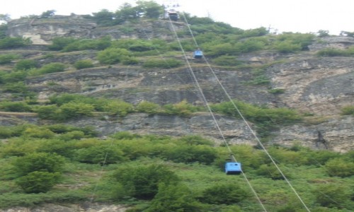 Zdjęcie GRUZJA / - / Chiatura / dwa wagoniki w drodze