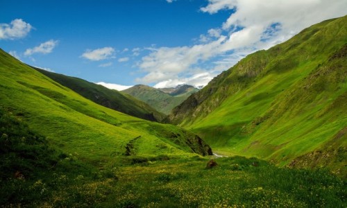 Zdjecie GRUZJA / Mtskheta / Juta / Zielona dolina