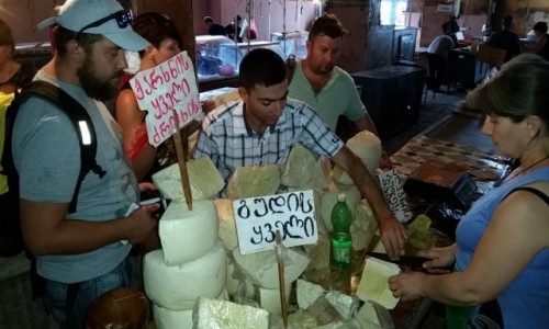 Zdjecie GRUZJA / Tbilisi / TBILISI / Ja i moi podroznicy na rynku kupujemy ser :-)