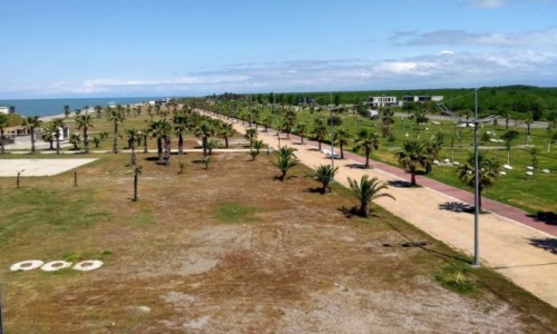 GRUZJA / - / Anaklia / Czy tu ktoś jest ?