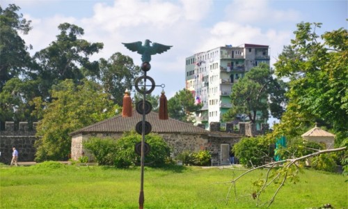 Zdjęcie GRUZJA / Adżaria / Gonio / Rzymski akcent na tle radzieckiej architektury