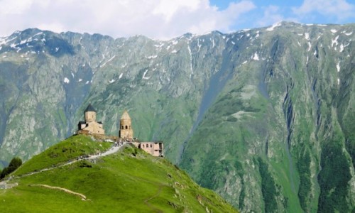 Zdj�cie GRUZJA / Mccheta-Mtianetia. / Wzg�rze Gergeti (2170m n.p.m.) / Cminda Sameba - najbardziej znana gruzi�ska cerkiew 