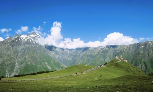 Zdj�cie GRUZJA / Mccheta-Mtianetia. / Wzg�rze Gergeti - najbardziej znany gruzi�ski widoczek / Do Cminda Sameba prowadzi ju� asfaltowa droga