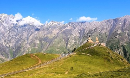 Zdjcie GRUZJA / Wzgrze Gereti na tle Kaukazu / Koci Trjcy witej w Gergeti (Tsminda Sameba), / Widok niezapomniany