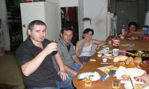 Zdjecie GRUZJA / Tbilisi / przy dworcu / Poczstunek