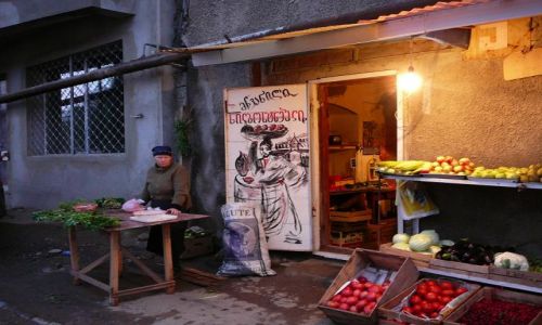 Zdjęcie GRUZJA / Tbilisi / Uliczka / malowane sklepy2