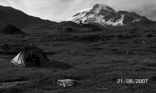 Zdjecie GRUZJA / brak / Kazbek - po drodze na lodowiec / Widok na Kazbek, w pobliu jzora lodowca
